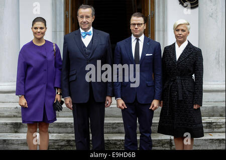 Tallinn, Estonia. 28 ott 2014. HRH Corona Svedese Principessa Victoria, in Estonia il Presidente Ilves, principe svedese Daniel e dell'Estonia first lady Evelin Ilves posano per una foto di gruppo presso il President Palace a Tallinn su 28 Ottobre, 2014. HRH corona svedese Principessa Victoria e S.A.R. il principe Daniel ha iniziato una due giorni di visita ufficiale in Estonia Dal 28 ottobre. Credito: Sergei Stepanov/Xinhua/Alamy Live News Foto Stock