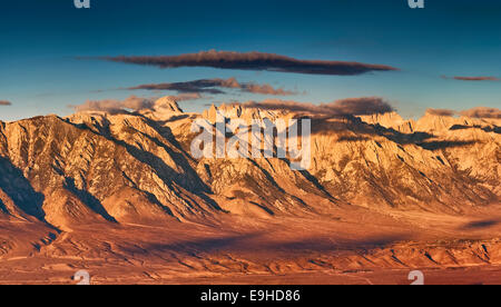 Eastern Sierra Nevada con Mt Whitney si vede attraverso Owens Valley dal Cerro Gordo strada in montagne di Inyo, sunrise, CALIFORNIA, STATI UNITI D'AMERICA Foto Stock