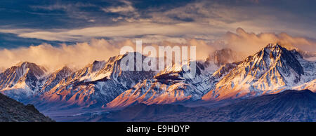 Il Palisades area vette e ghiacciai, Eastern Sierra Nevada, winter sunrise visto da Big Pine, Owens Valley, California, Stati Uniti d'America Foto Stock