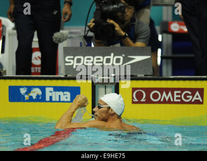 Tokyo, Giappone. 28 ott 2014. Ronald Schoeman del Sud Africa reagisce dopo aver vinto il Uomini 50m a rana calore in corrispondenza del Mondo di nuoto FINA Cup tenutasi a Tokyo in Giappone, 28 ottobre 2014. Credito: Stringer/Xinhua/Alamy Live News Foto Stock