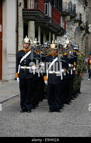 Soldati colombiani in parata in Bogota, Colombia Foto Stock