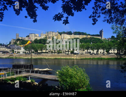 Il Château de Chinon e fiume Vienne. Indre-et-Loire department, Center-Val de Loire. Francia Foto Stock