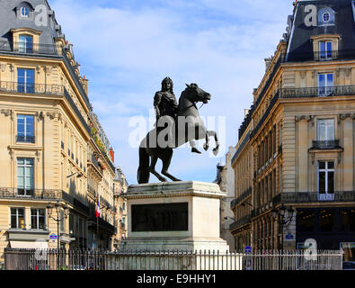 Statua di Luigi XIV nel centro della Place des Victoires a Parigi, Francia Foto Stock