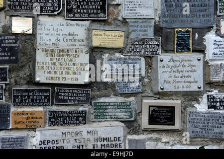 Le placche sulla parete a las Lajas Santuario nel sud della Colombia Foto Stock
