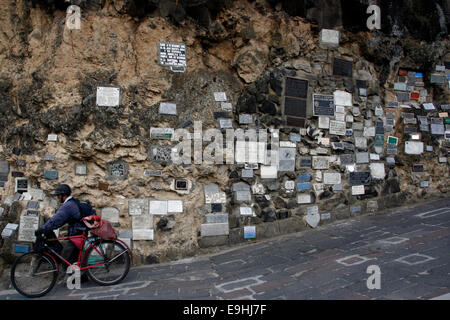 Le placche sulla parete a las Lajas Santuario nel sud della Colombia Foto Stock