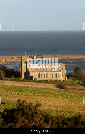 La chiesa di San Nicola a Salthouse vicino a Cley, di fronte allagato Salthouse Marsh saline sulla costa North Norfolk. Foto Stock