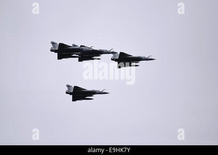 Salonicco, Grecia. 28 ottobre, 2014. Una formazione di Hellenic Air Force Mirage 2000-5 vola su Salonicco durante le celebrazioni del 28 ottobre anniversario, la data in cui la Grecia è entrata nella II Guerra Mondiale nel 1940. Credito: Giannis Papanikos/Alamy Live News Foto Stock