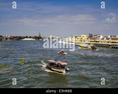 Bangkok, Bangkok, Thailandia. 28 ott 2014. Navi passeggeri sul Fiume Chao Phraya pass Yodpiman il mercato dei fiori, noto anche Pak Khlong Talat, in Bangkok. Il mercato è in fase di ristrutturazione e gentrified come ''heritage mall.'' la prima fase dei lavori di ristrutturazione sono i nuovi edifici gialli lungo il fiume. © Jack Kurtz/ZUMA filo/Alamy Live News Foto Stock