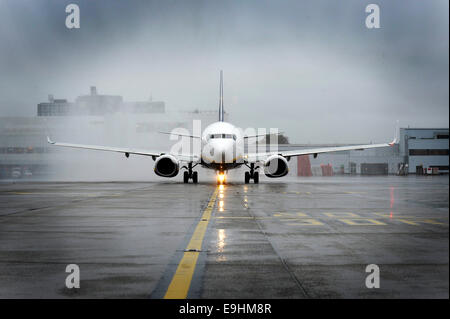 A Ryanair Boeing 737 taxi verso la pista principale all'aeroporto di Glasgow. Foto Stock