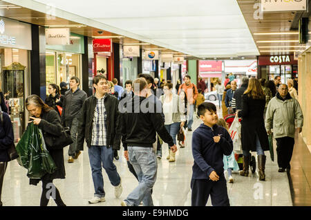 Viste di Ealing Broadway Shopping Centre e le unità sabato 23 ottobre 2014. Parte della British Land portafoglio PLC DEL REGNO UNITO retail Foto Stock