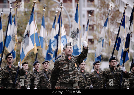 Salonicco, Grecia. 28 ottobre, 2014. Esercito greco soldati parade di Salonicco durante le celebrazioni del 28 ottobre anniversario, la data in cui la Grecia è entrata nella II Guerra Mondiale nel 1940. Credito: Giannis Papanikos/Alamy Live News Foto Stock
