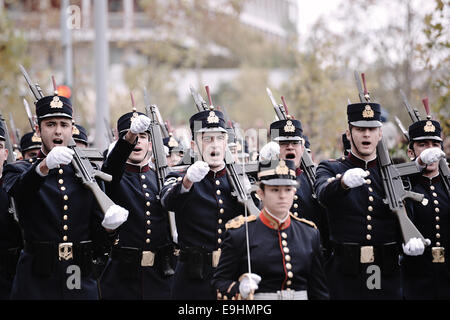 Salonicco, Grecia. 28 ottobre, 2014. Esercito greco Accademia reclute parade di Salonicco durante le celebrazioni del 28 ottobre anniversario, la data in cui la Grecia è entrata nella II Guerra Mondiale nel 1940. Credito: Giannis Papanikos/Alamy Live News Foto Stock