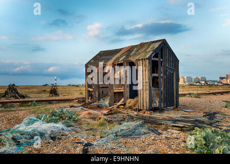 Un pescatore abbandonato il capanno di caduto in rovina e in stato di abbandono sulla spiaggia di Dungeness nel Kent Foto Stock