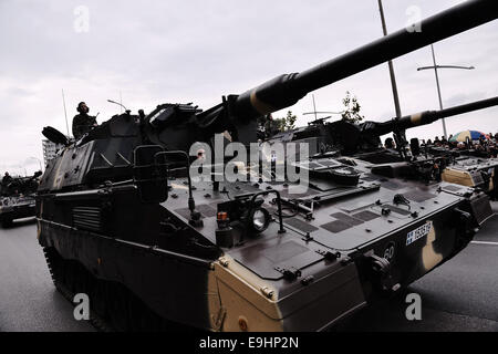 Salonicco, Grecia. 28 ottobre, 2014. PzH 2000 Obici dell'esercito greco parade di Salonicco durante le celebrazioni del 28 ottobre anniversario, la data in cui la Grecia è entrata nella II Guerra Mondiale nel 1940. Credito: Giannis Papanikos/Alamy Live News Foto Stock