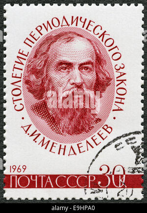 Unione Sovietica - circa 1969: mostra Dmitri Ivanovich Mendeleev (1834-1907), il secolo della legge periodica (classificazione degli elementi), di formulazione Foto Stock