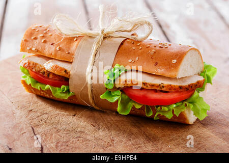 Baguette con pollo alla griglia e pomodori Foto Stock