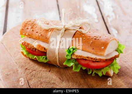 Baguette con pollo alla griglia e pomodori Foto Stock