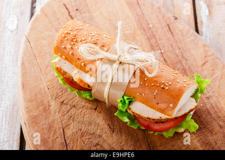 Baguette con pollo alla griglia e pomodori Foto Stock