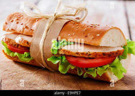 Baguette con pollo alla griglia e pomodori Foto Stock