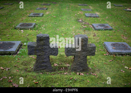 Attraversa a Vladslo cimitero di guerra tedesco, Belgio. Foto Stock