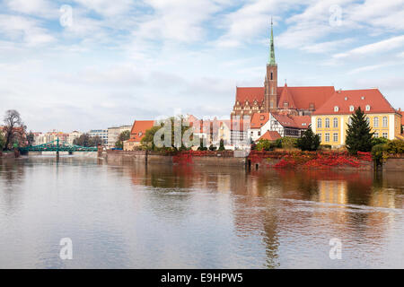 Fiume Odra con una cattedrale Island - Arcivescovado, la chiesa di Santa Croce e Ponte Tumski, Wroclaw, Polonia Foto Stock