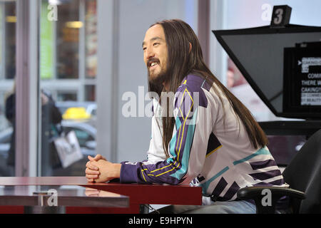 Toronto, Canada. 28 ott 2014. American electro house musicista Steven Hiroyuki 'Steve' Aoki apparenze su scala globale in Tv lo show del mattino durante il suo arresto promozionali a Toronto. Credito: EXImages/Alamy Live News Foto Stock