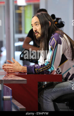 Toronto, Canada. 28 ott 2014. American electro house musicista Steven Hiroyuki 'Steve' Aoki apparenze su scala globale in Tv lo show del mattino durante il suo arresto promozionali a Toronto. Credito: EXImages/Alamy Live News Foto Stock