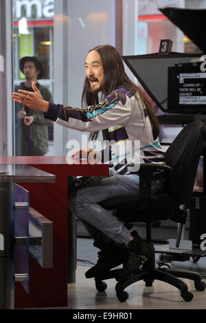 Toronto, Canada. 28 ott 2014. American electro house musicista Steven Hiroyuki 'Steve' Aoki apparenze su scala globale in Tv lo show del mattino durante il suo arresto promozionali a Toronto. Credito: EXImages/Alamy Live News Foto Stock