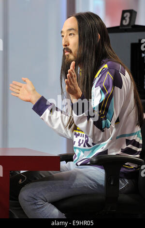 Toronto, Canada. 28 ott 2014. American electro house musicista Steven Hiroyuki 'Steve' Aoki apparenze su scala globale in Tv lo show del mattino durante il suo arresto promozionali a Toronto. Credito: EXImages/Alamy Live News Foto Stock