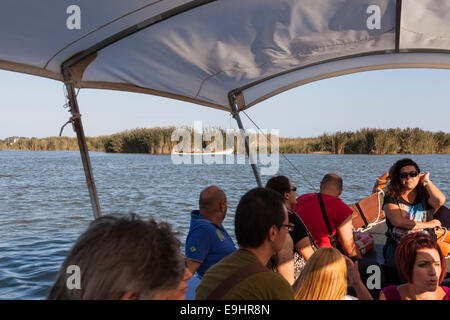 Viaggio barche con i turisti sul lago Albufera di Valencia, Spagna Foto Stock