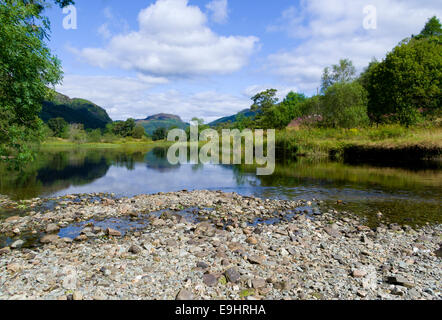 Garbh Uisge o fiume di Leny con Meall Mor Hill oltre, Trossachs, Stirlingshire, Scotland, Regno Unito Foto Stock