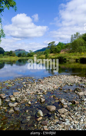 Garbh Uisge o fiume di Leny con Meall Mor Hill oltre, Trossachs, Stirlingshire, Scotland, Regno Unito Foto Stock