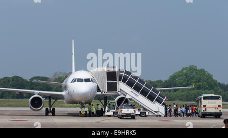 I passeggeri di salire a bordo di un Airbus A320-200 da Golden Myanmar compagnie aeree a Yangon International Airport. Foto Stock