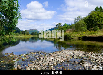 Garbh Uisge o fiume di Leny con Meall Mor Hill oltre, Trossachs, Stirlingshire, Scotland, Regno Unito Foto Stock