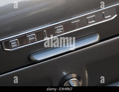 Badge su classic Bristol auto di lusso, Londra Foto Stock