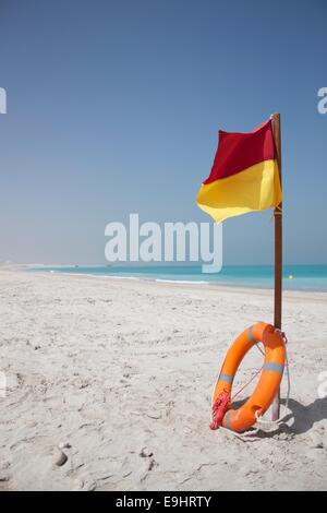 Spiaggia bandiera su una spiaggia deserta Foto Stock