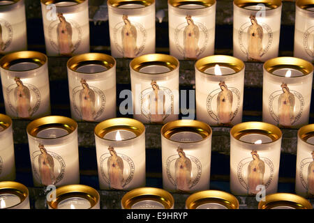 Candele accese sfondo nella cattedrale di Notre Dame a Parigi Foto Stock