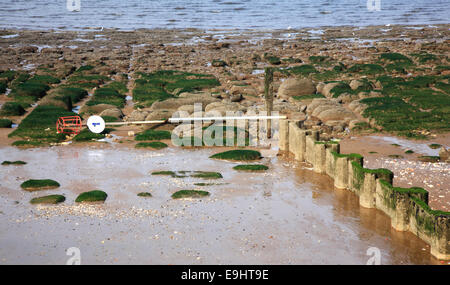 Un caduto marcatore groyne post sulla spiaggia presso la località balneare di Hunstanton, Norfolk, Inghilterra, Regno Unito. Foto Stock