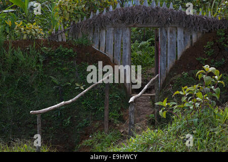 Entrata al villaggio nella regione Ambua, Southern Highlands, Papua Nuova Guinea Foto Stock