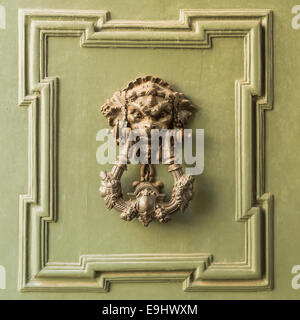 Porte con porta respingente a forma di testa di leone Foto Stock