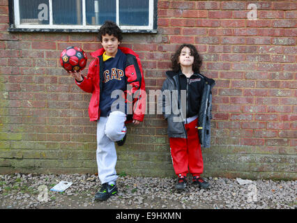 Kids appendere fuori Foto Stock