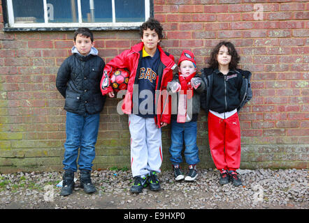 Kids appendere fuori Foto Stock