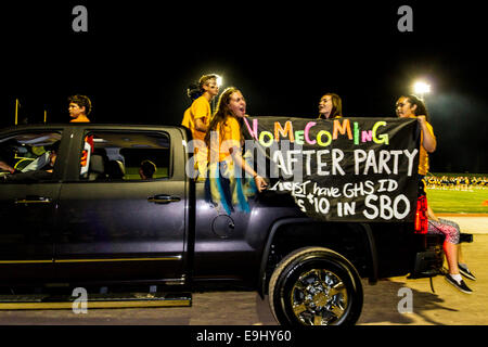 Una scuola di gioco del calcio e di Homecoming celebrazione in Modesto California Ottobre 2014 Foto Stock