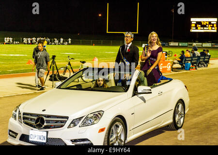 Una scuola di gioco del calcio e di Homecoming celebrazione in Modesto California Ottobre 2014 Foto Stock