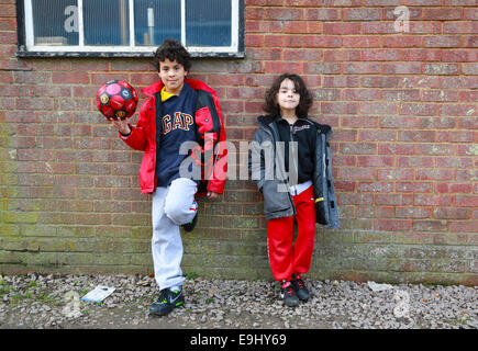 Kids appendere fuori Foto Stock