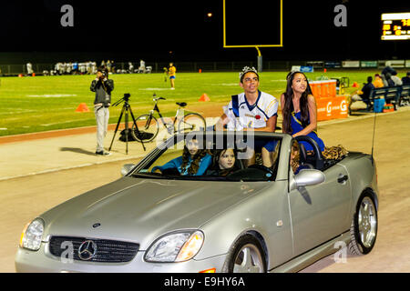 Una scuola di gioco del calcio e di Homecoming celebrazione in Modesto California Ottobre 2014 Foto Stock