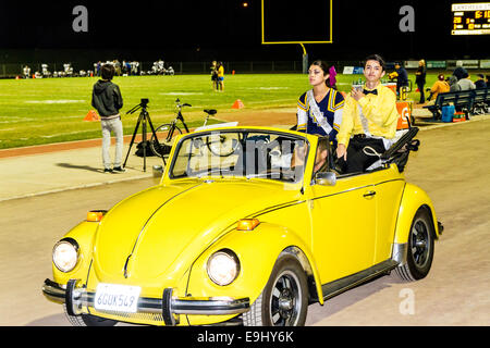 Una scuola di gioco del calcio e di Homecoming celebrazione in Modesto California Ottobre 2014 Foto Stock