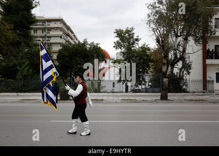 Salonicco, Grecia. 28 ottobre, 2014. La parata militare per commemorare la Grecia è entrata in guerra mondiale II è stato tenuto in Salonicco, Grecia il 28 ottobre 2014 Credit: Konstantinos Tsakalidis/Alamy Live News Foto Stock