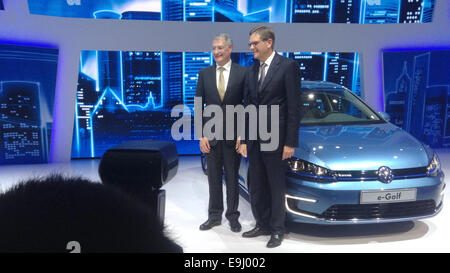 VW Cina chief Jochem Heizmann (R) e lo sviluppo di VW presidente Hans-Jakob Neusser spiegare la società elettrica del strategia di auto in Cina a Shanghai, 28 ottobre 2014. La società Volkswagen vuole portare intorno 20 modelli con motori elettrici sul mercato in Cina nei prossimi quattro anni. Foto: ANDREAS LANDWEHR/dpa Foto Stock