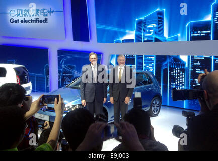 VW Cina chief Jochem Heizmann (L) e lo sviluppo di VW presidente Hans-Jakob Neusser spiegare la società elettrica del strategia di auto in Cina a Shanghai, 28 ottobre 2014. La società Volkswagen vuole portare intorno 20 modelli con motori elettrici sul mercato in Cina nei prossimi quattro anni. Foto: ANDREAS LANDWEHR/dpa Foto Stock